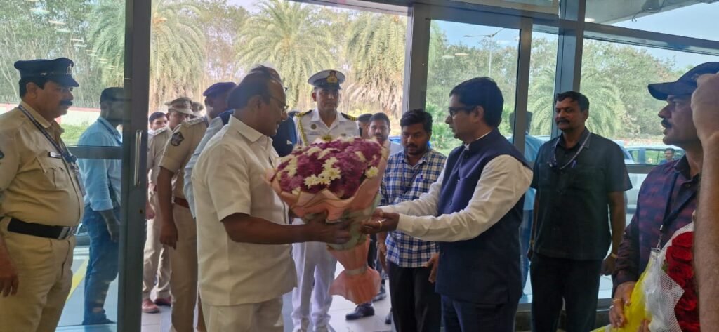 త్రిపుర గవర్నర్‌కు గన్నవరం విమానాశ్రయంలో ఘన స్వాగతం