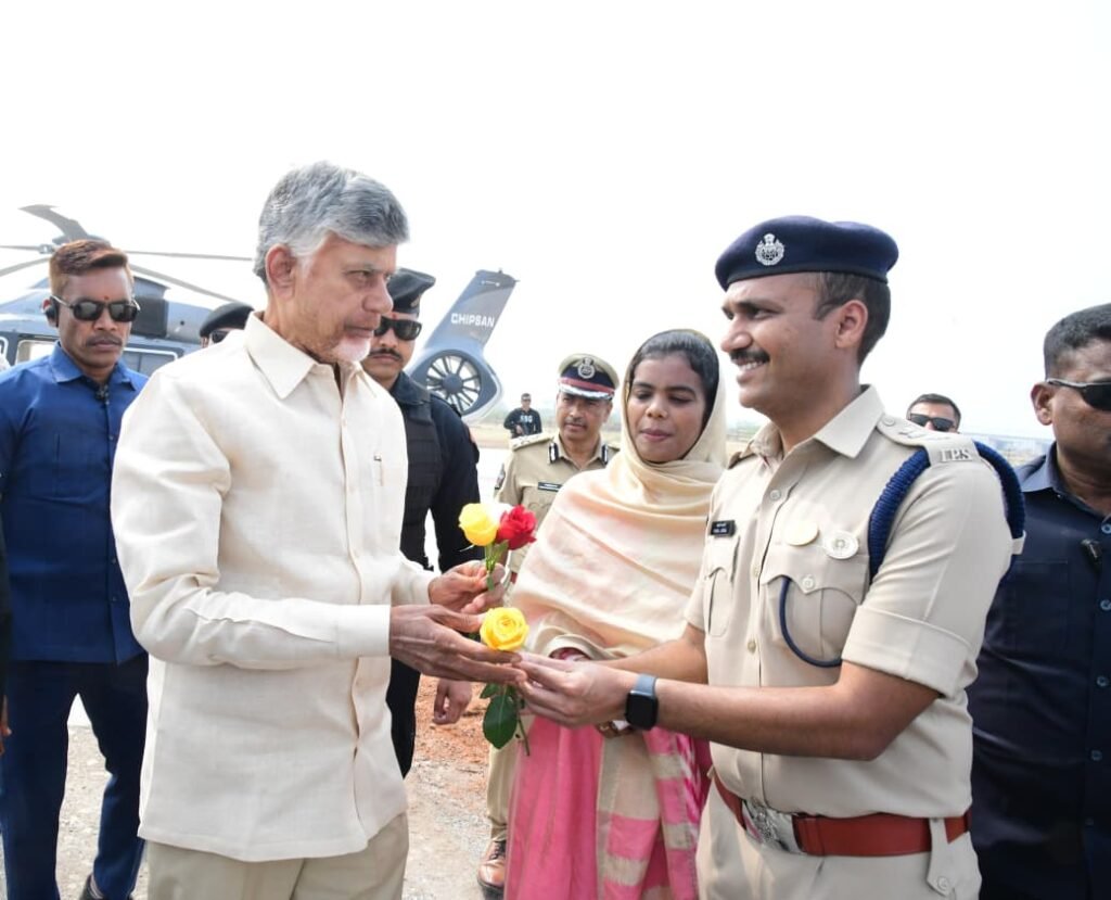 ప్రపంచ తెలుగు మహాసభలు: సీఎం చంద్రబాబును కలిసిన జిల్లా ఎస్పీ వకుల్ జిందల్